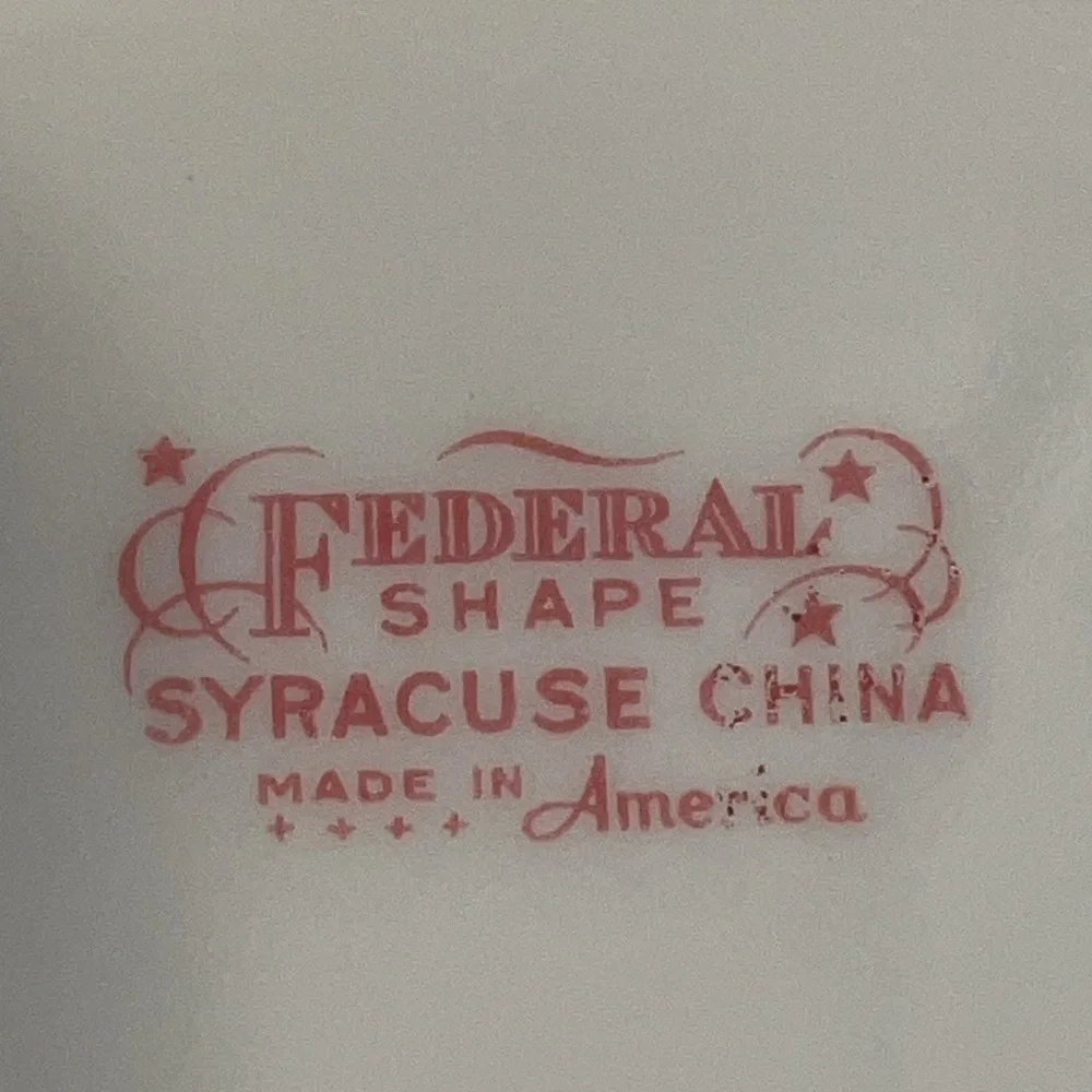 Syracuse China Suzanne gravy boat w an attached underplate. Vintage. 40’s-70’s‎